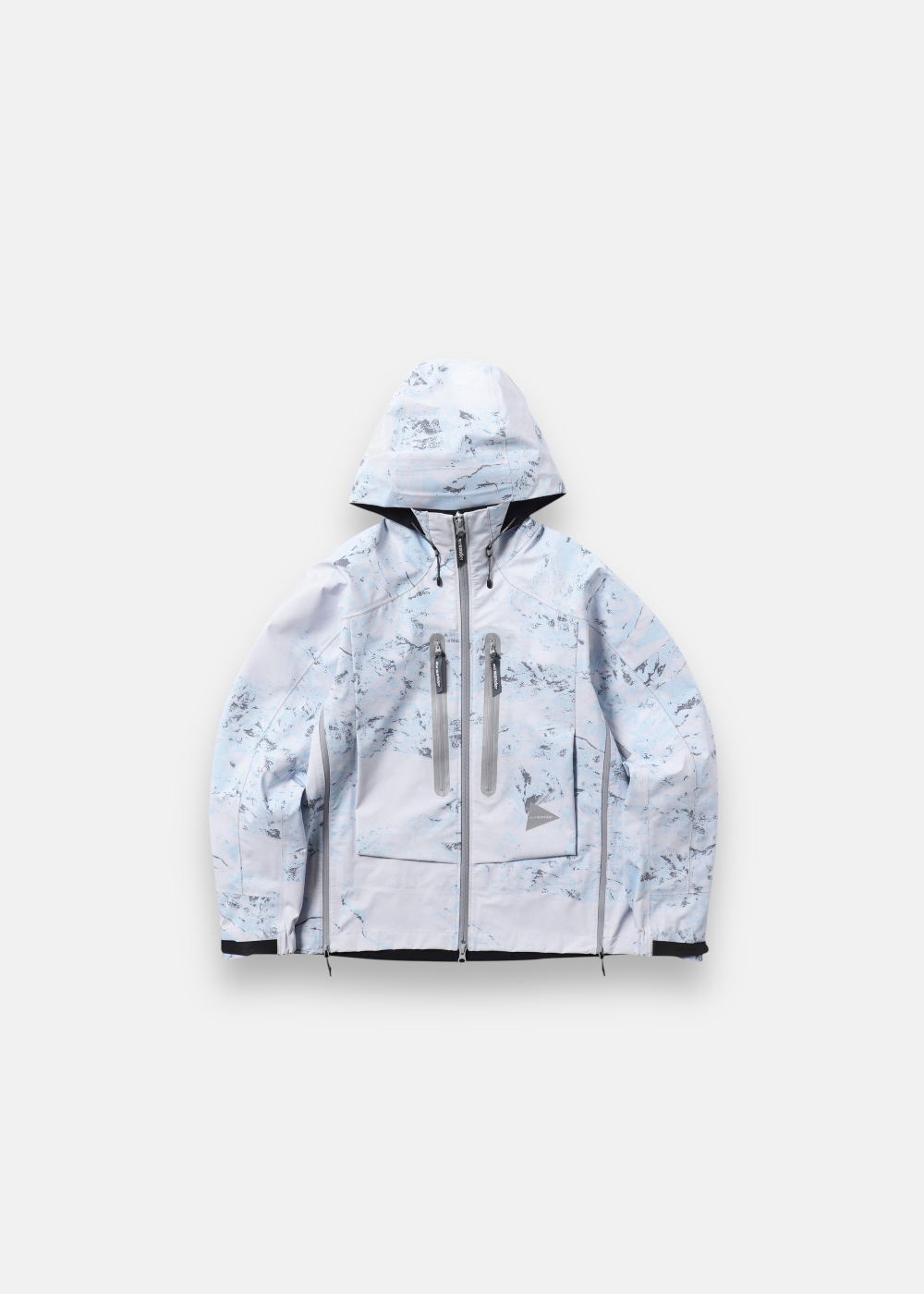 Veste technique And Wander PERTEX SHIELD 3 couches, imperméable et respirante, avec imprimé montagne/marbré blanc et bleu.