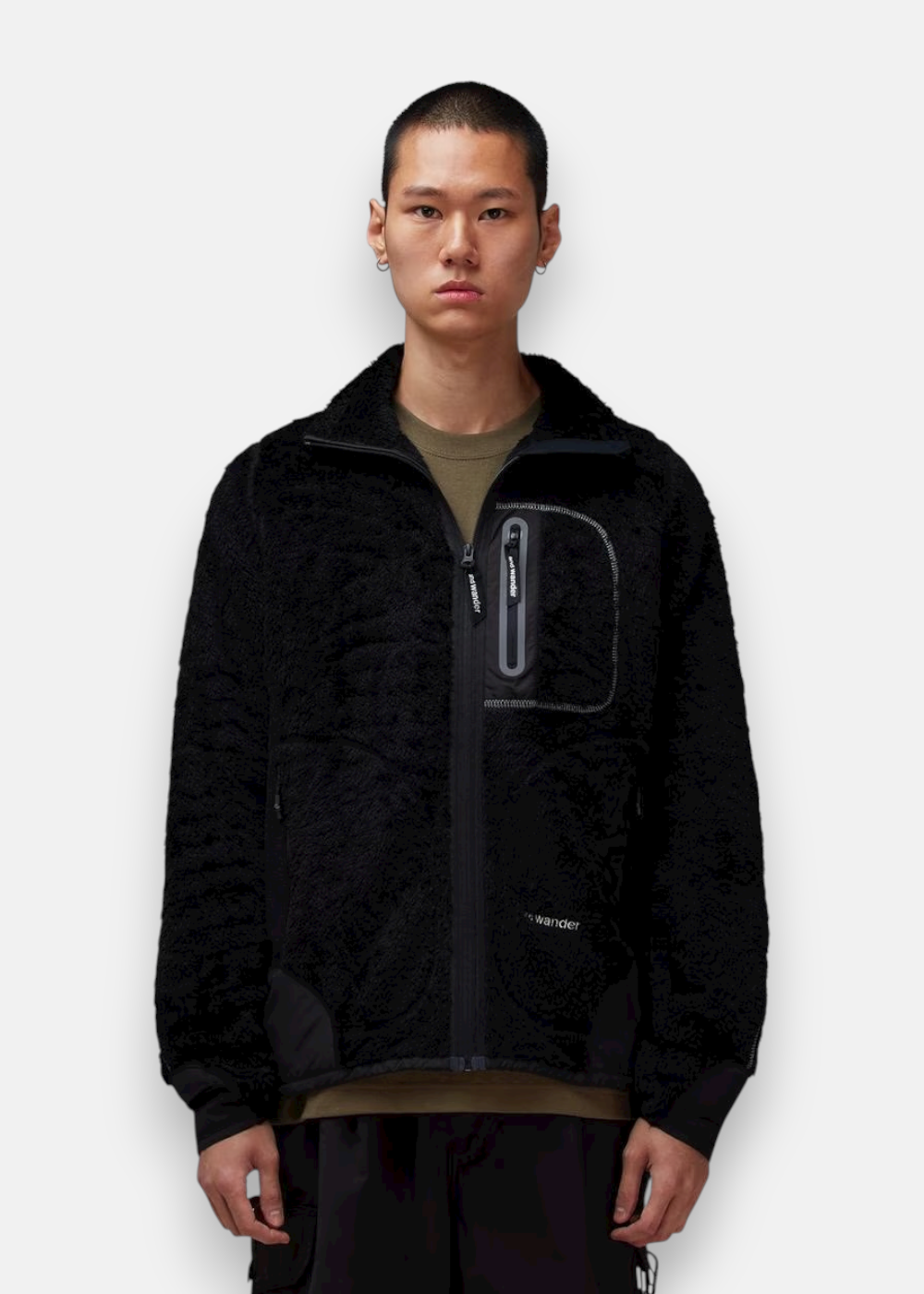 Homme portant la veste polaire High Loft And Wander noire, col montant.