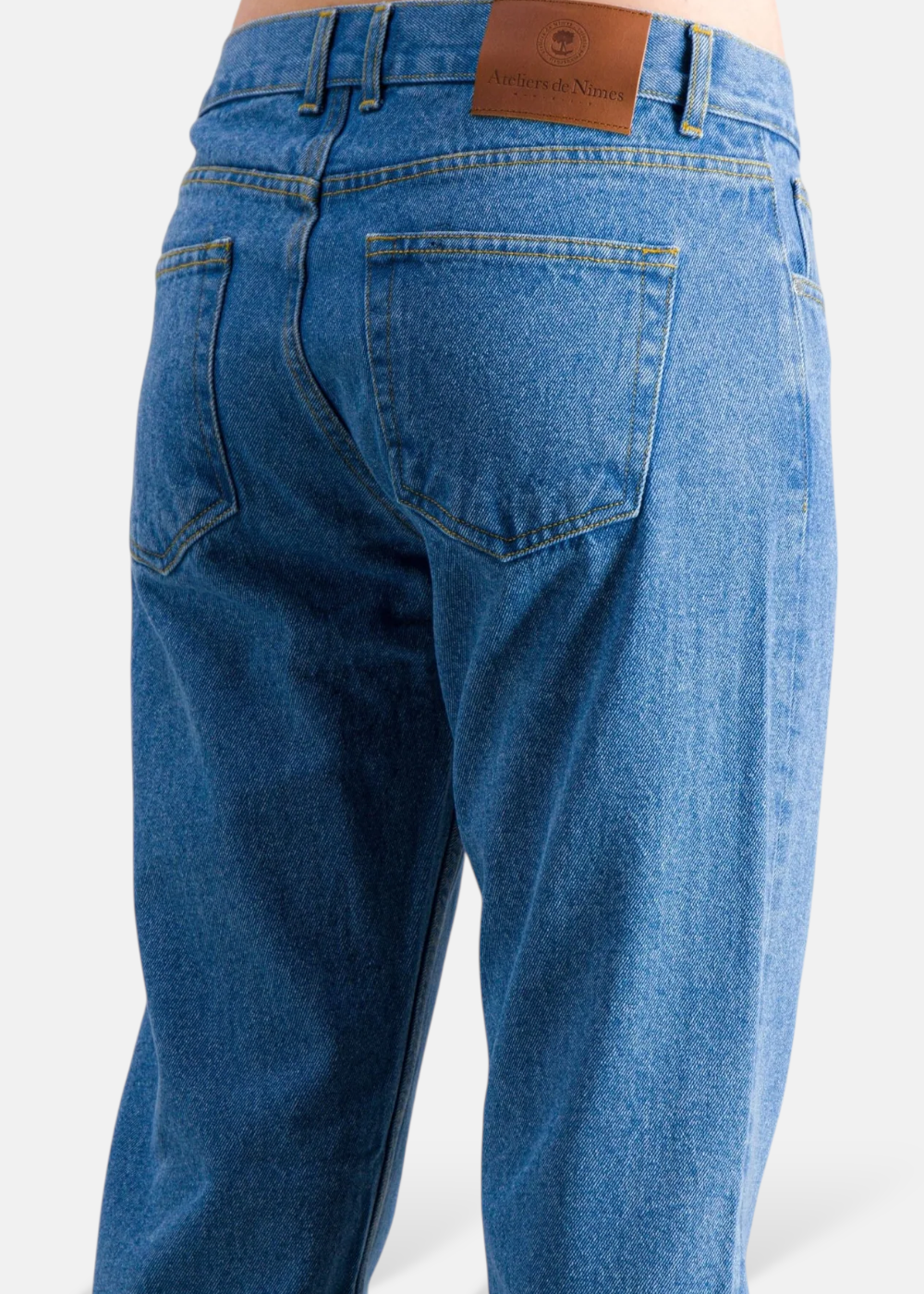 Ateliers de Nîmes jean d.n20 porté avec le détail de l'étiquette en cuir et de sa matière
